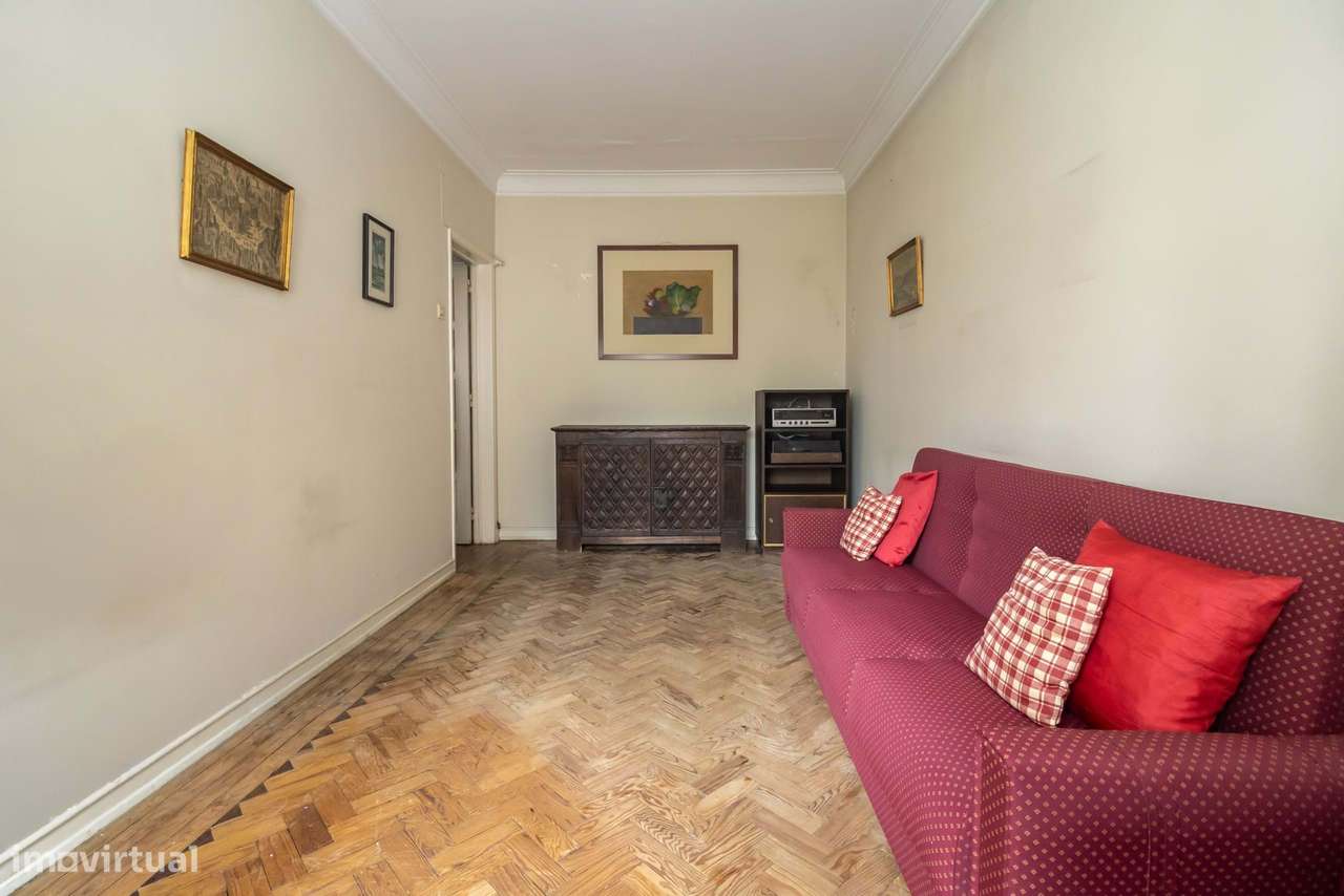 Apartamento T2, junto ao Hospital da Cruz Vermelha , em Benfica-6