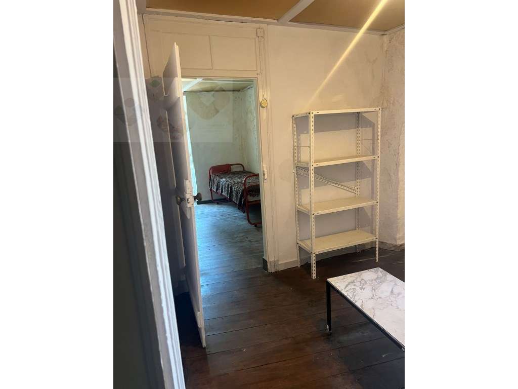 Moradia frente Monsanto, Excelente oportunidade, T2, por recuperar!-29