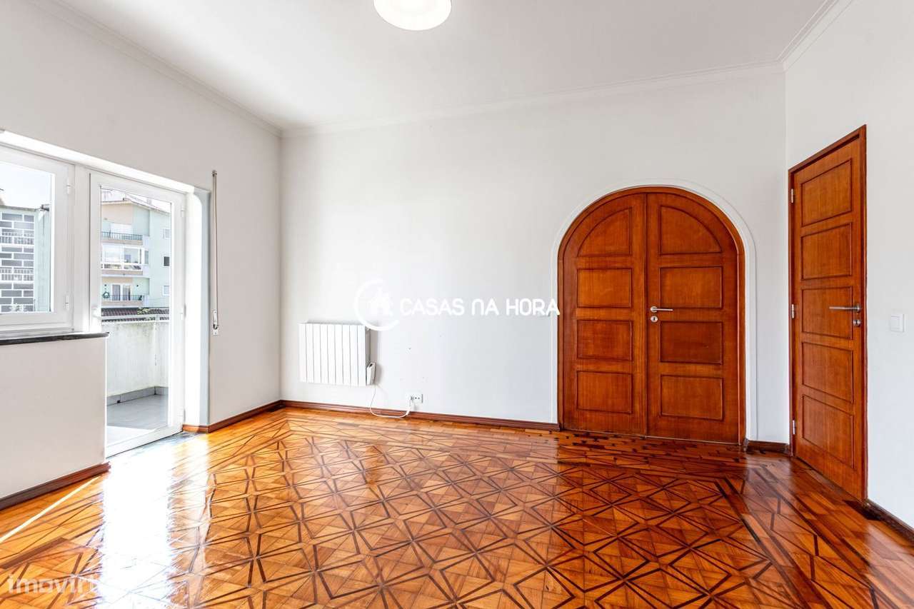 Moradia T3+T1  na Rua João das Regras, junto à Avenida de Sintra.-5