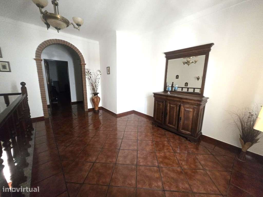Moradia Isolada, T5, com garagem, na Vila de Redondo-11