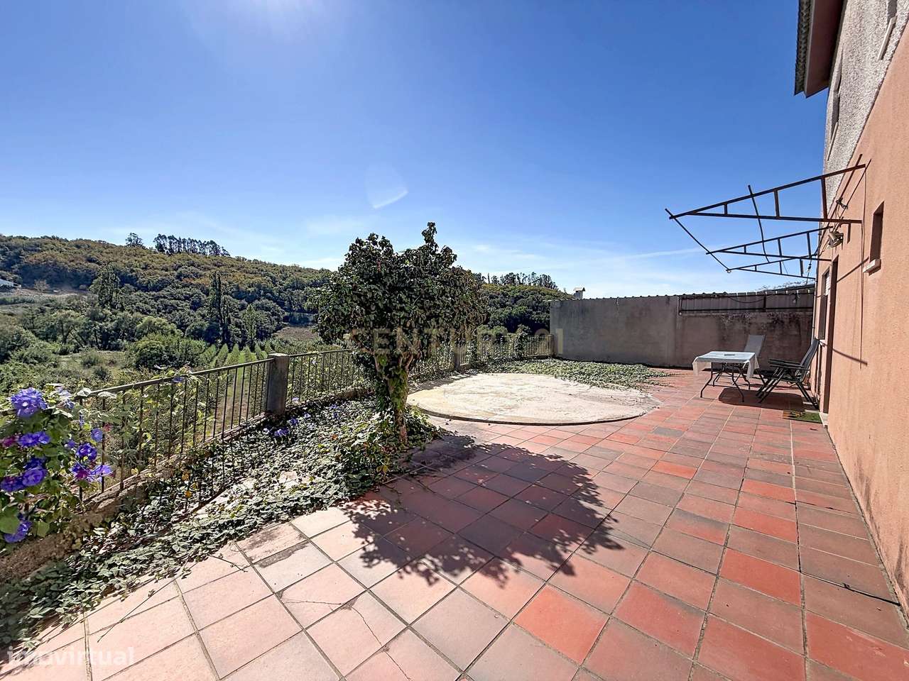 Moradia Espaçosa com 5 Quartos, Garagem Dupla e Vistas Deslumbrantes s-52