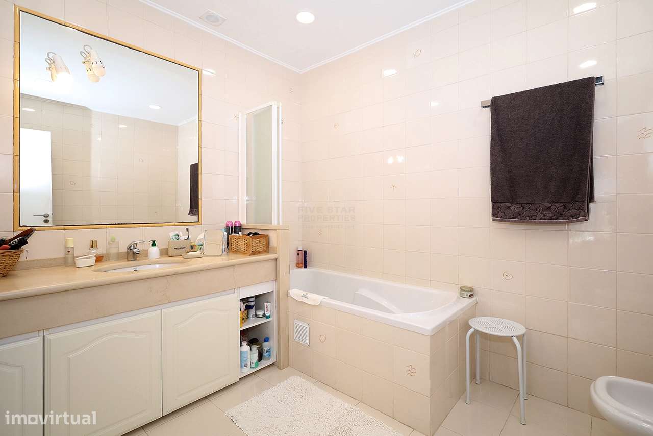 Moradia com duas fracções – Rentabilidade Imediata – Porto Salvo – Oei-13