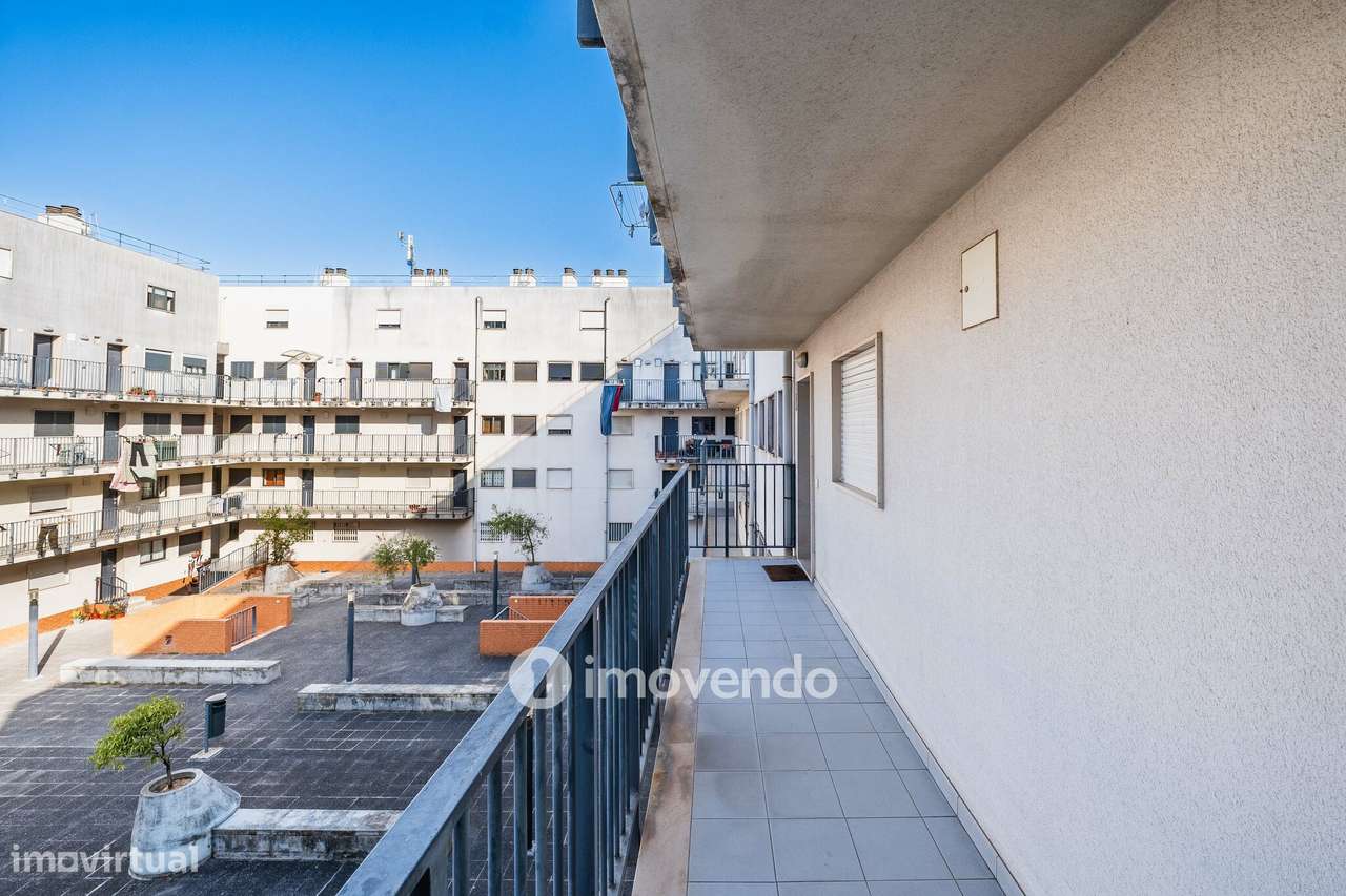 Apartamento T2 com cozinha equipada e estacionamento, na Ameixoeira-31