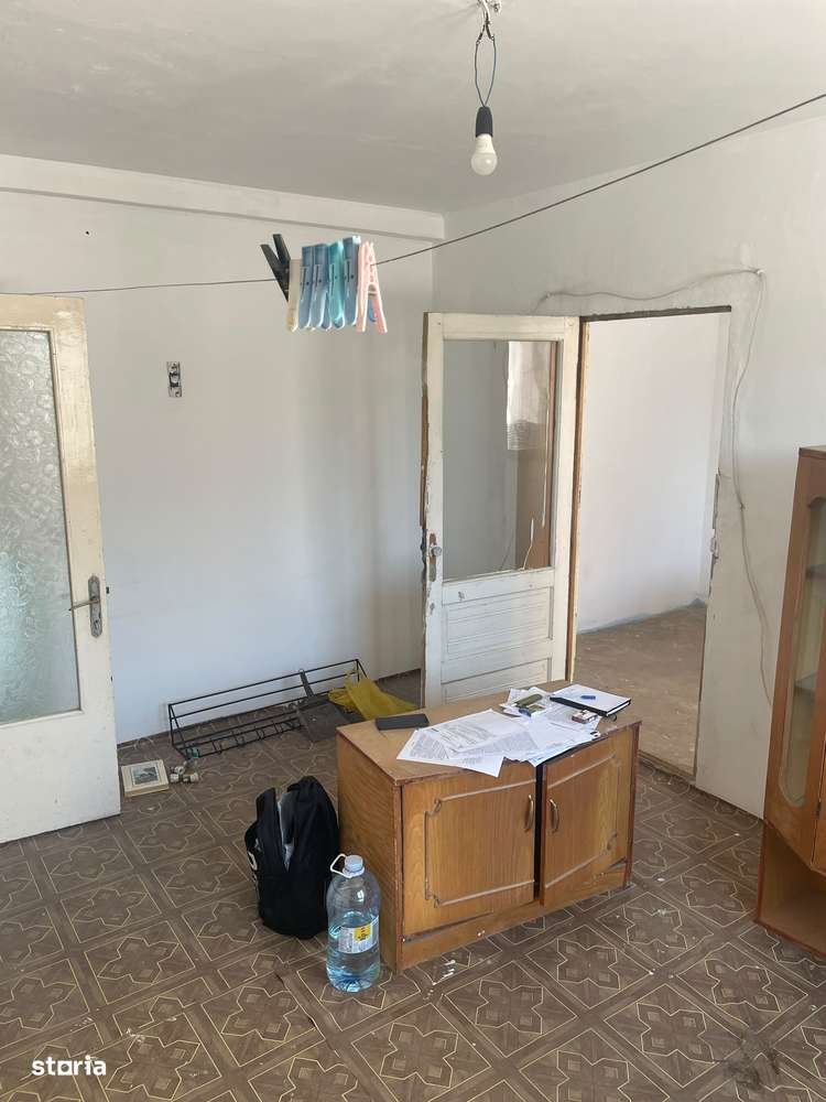 Apartament 2 camere, etaj 2/4 , fara imbunatatiri,  zona Scoala 6-0
