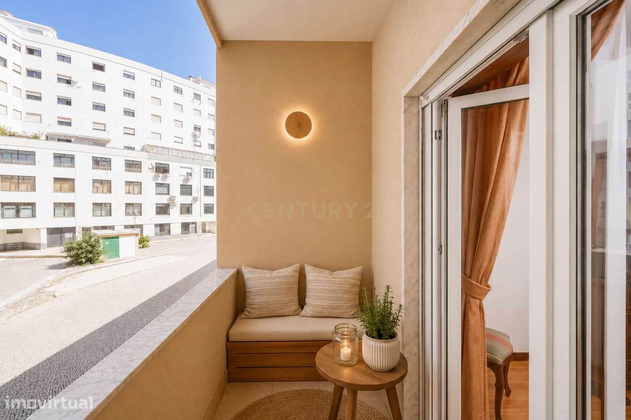 APARTAMENTO T4  CONVERTIDO EM T3 , SEMI REMODELADO, EM SETÚBAL-17