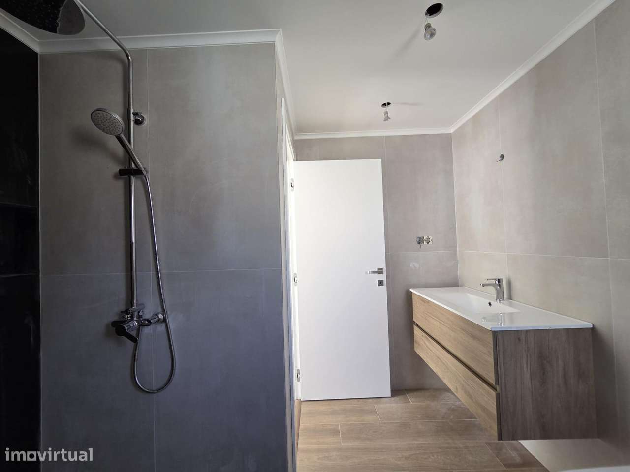 Moradia Térrea T2 totalmente remodelada e Equipada com Pátio-13
