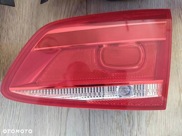 VW PASSAT B7 KOMBI LAMPA TYL PRAWA W KLAPĘ - 1