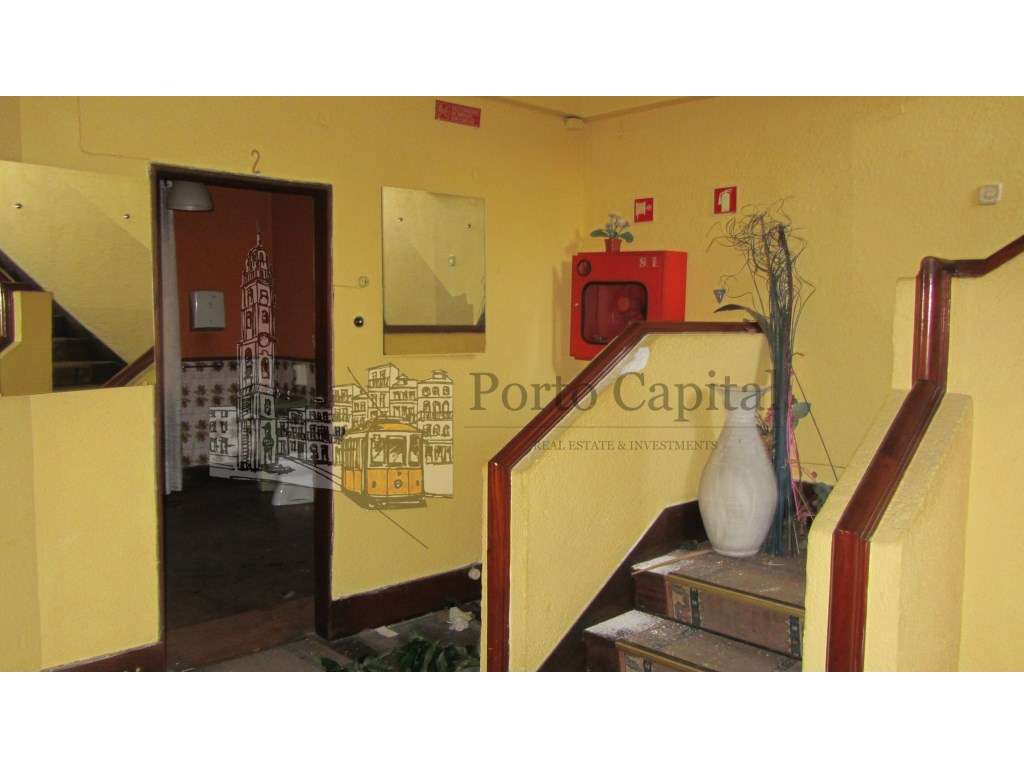 Dois Prédios para reconstruir e ampliar com projeto para AL junto a... - Grande imagem: 5/35