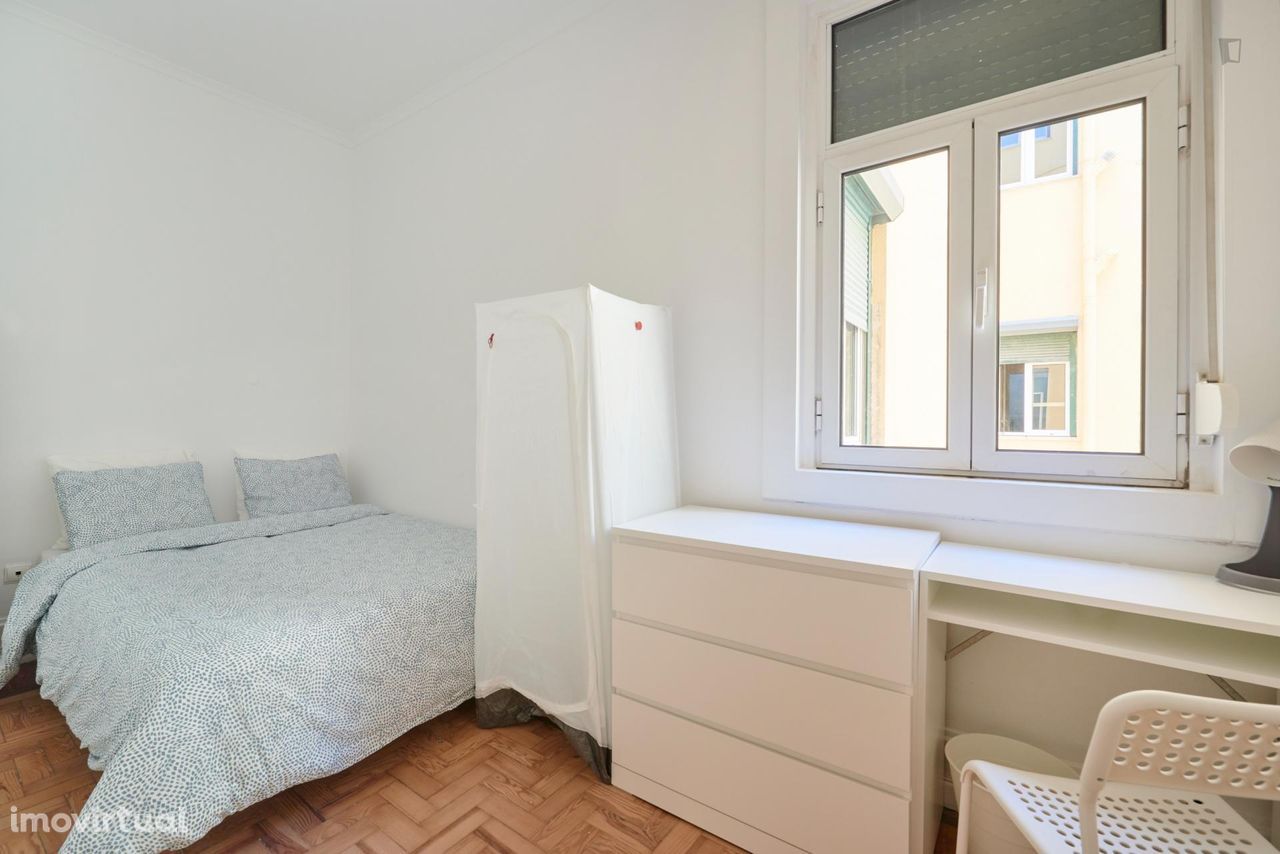 514243 - Quarto com cama de casal em apartamento com 16 quartos