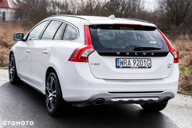 Volvo V60 D5 AWD R-Design - 8