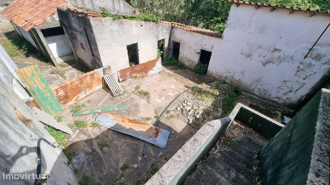 2 Moradias para remodelar com logradouro - Carvalhal Benfeito-13