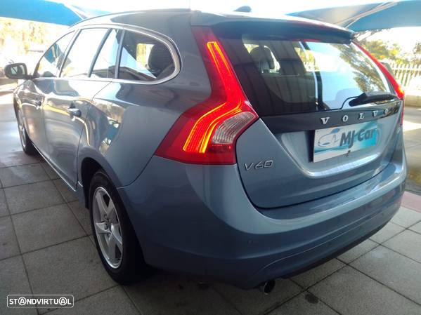 Volvo V60 2.0 D2 Momentum - 6