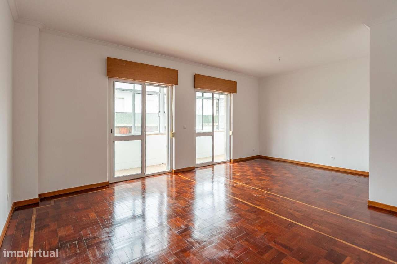 T2 Duplex com 101 m2 e 2 WC – Um apto. diferente na Amadora-12