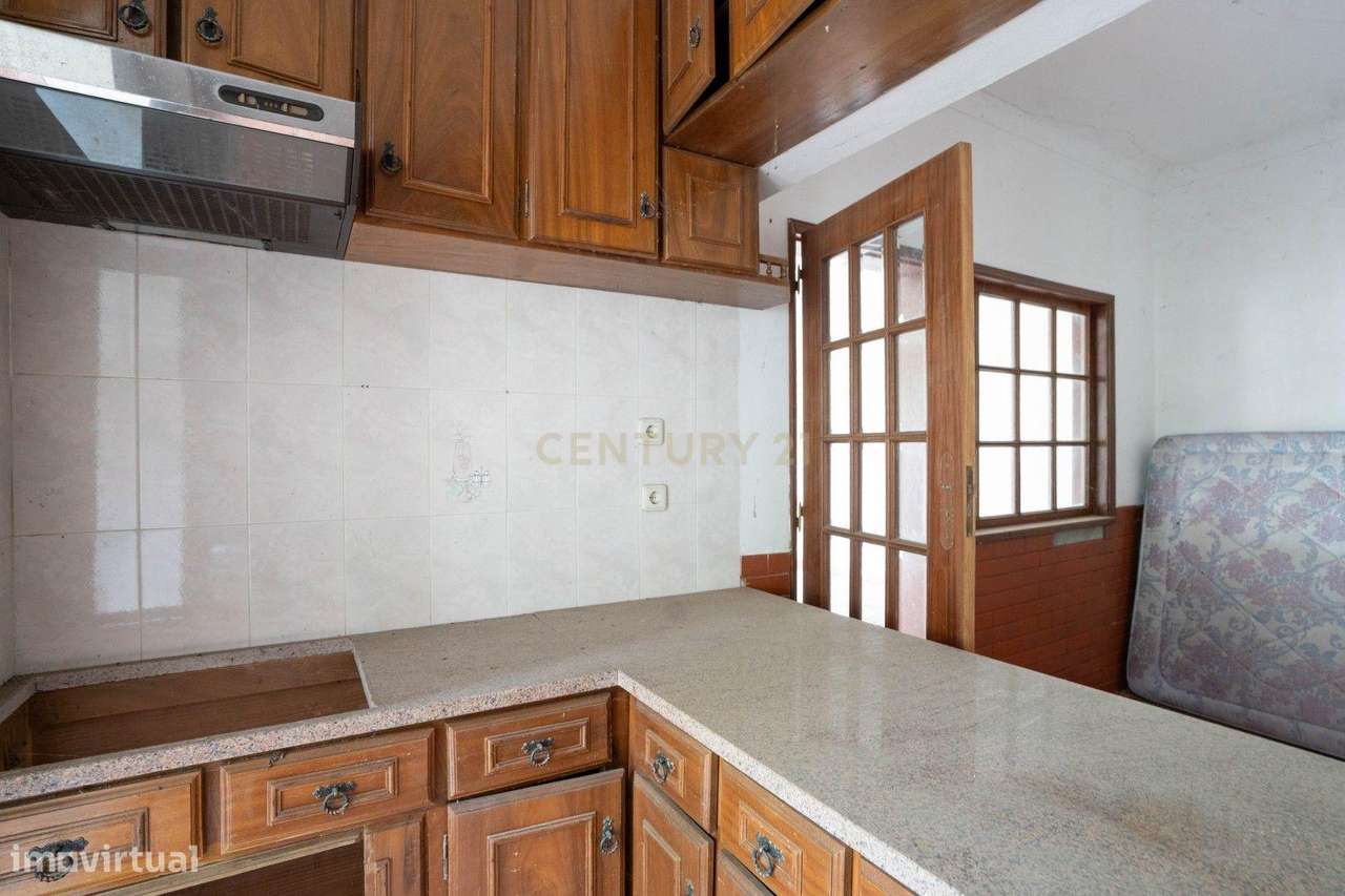 Moradia de dois pisos de tipologia T4 com terreno-16