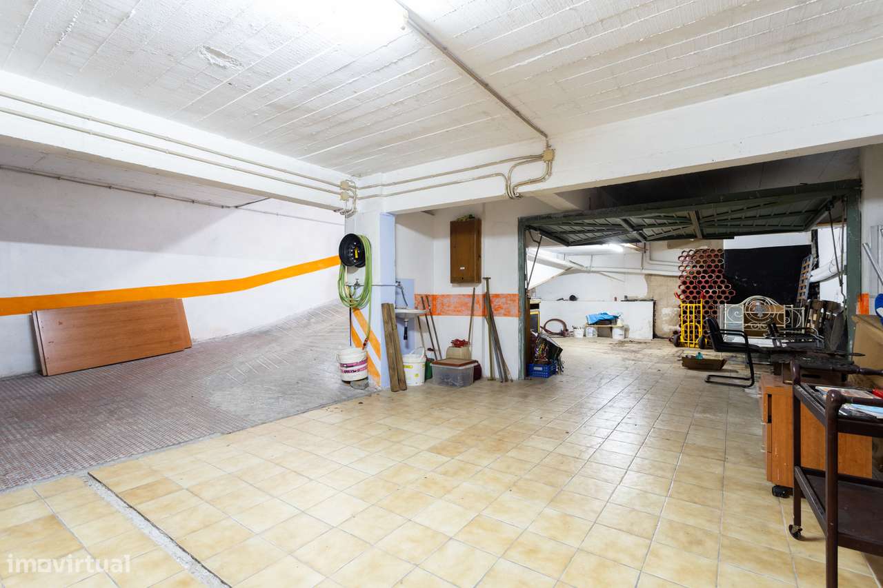 Apartamento T2 na Amadora: Potencial Único com Sótão e Varanda Solaren-32