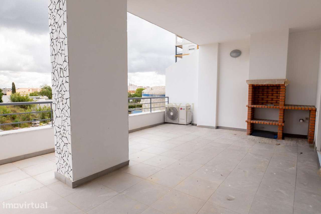 T2 e T3 COM TERRAÇOS, CHURRASQUEIRA  E JARDIM EM CONDOMINIO PRIVADO-27