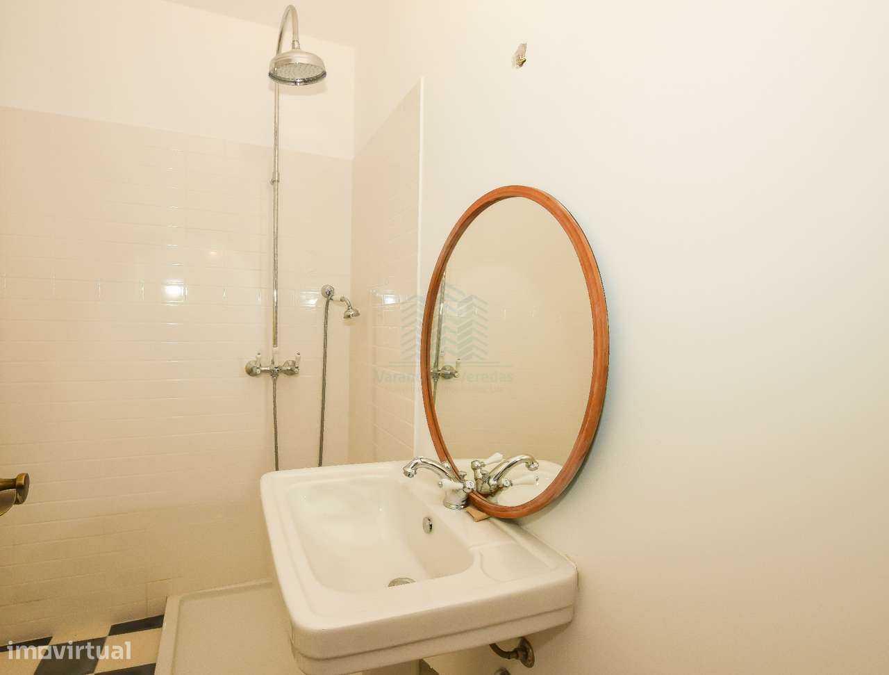 Moradia T3 remodelada com logradouro e terraço — Bugalhos-9