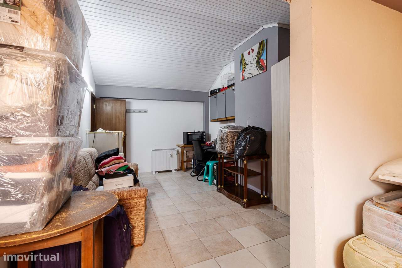 T3 de Excelência com T0 Independente, Garagem Fechada e 3 Lugares de E-35