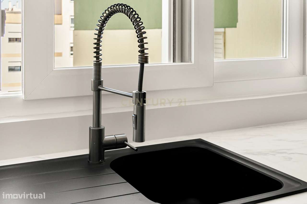 Espaçoso Apartamento T3 Totalmente Renovado em prédio com elevador no-11