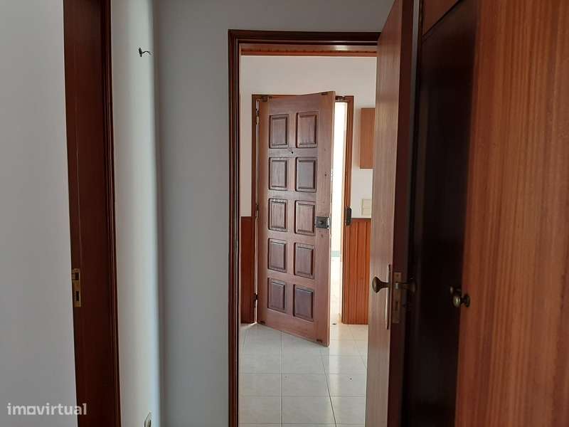 Apartamento T4 Arrendado na Sobreda — Localização Privilegiada e Excel - Grande imagem: 5/17