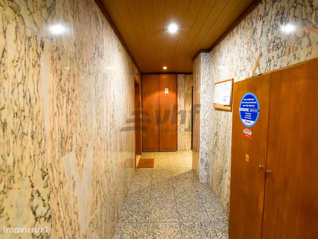 T2 espaçoso com varanda, garagem e excelente exposição solar-23