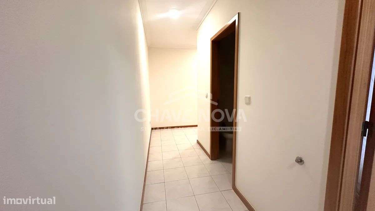 T2 c/ Varanda e Lugar de Garagem em Pedroso-19