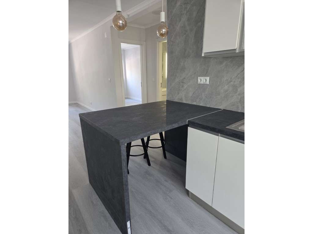 Apartamento T2 renovado em Benfica-8