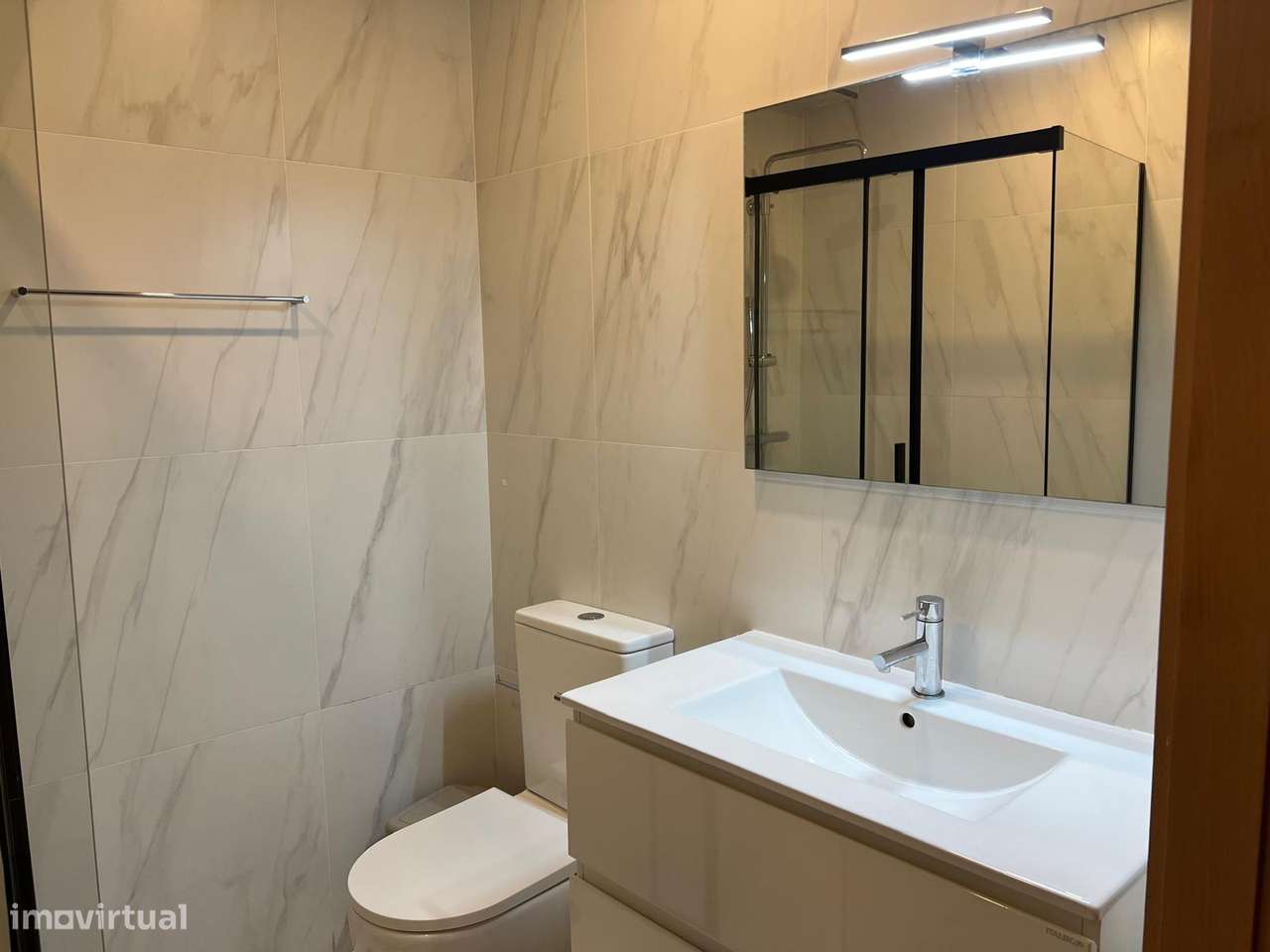 T2 + 1 Avenida dos Banhos vista mar-17