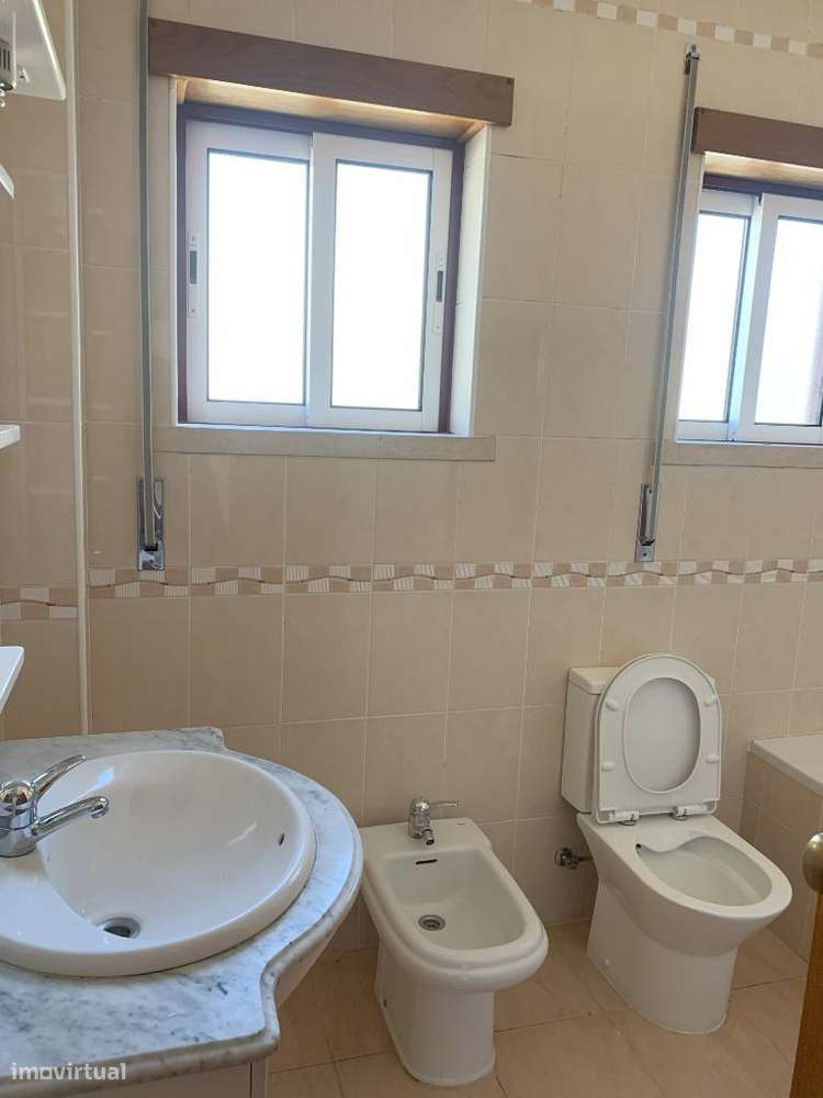 Aluga-se T2, Santa Clara, Com Aparcamento e Arrecadação - Grande imagem: 5/7