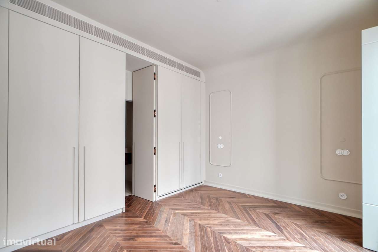 Oportunidade Única em Alfama – T1 Novo com Pátio-8