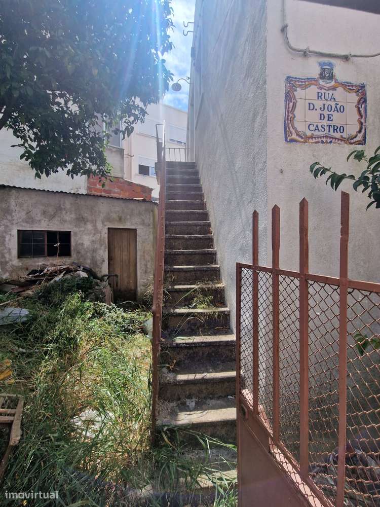 Moradia de dois pisos para remodelar - centro da Amadora-31