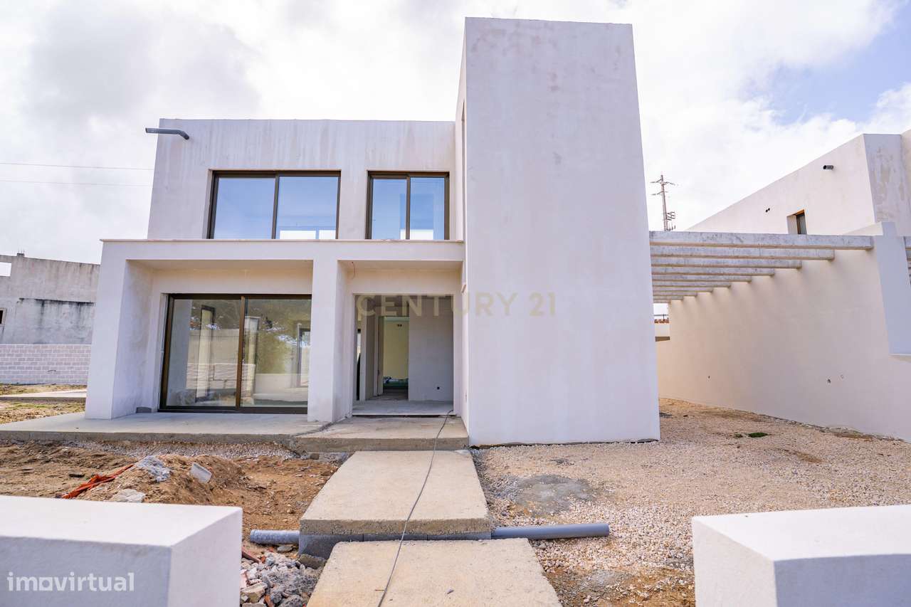 Moradia T3 com Piscina e Jardim em Salir do Porto-3