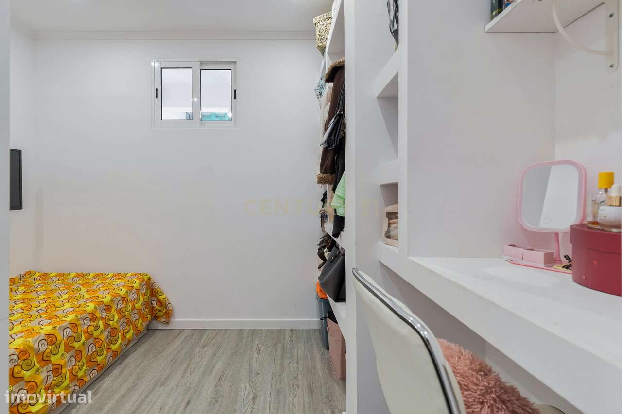 Apartamento T2/3  remodelado com excelente luminosidade e varanda fech-17