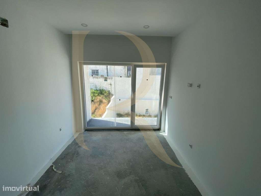 Moradia isolada T4 por terminar na Charneca da Caparica-37