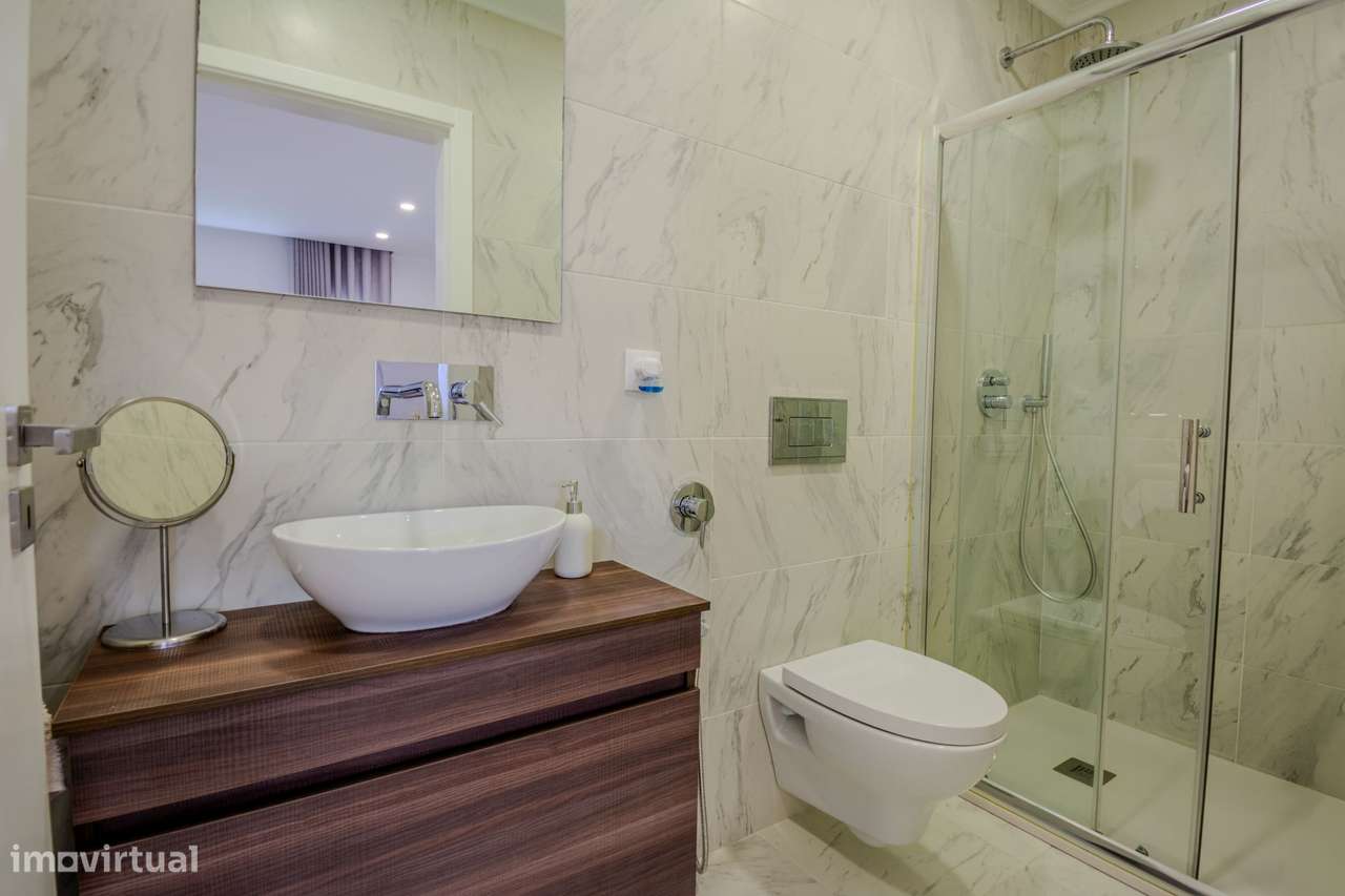 APARTAMENTO T2 remodelado impecável com terraço!-24