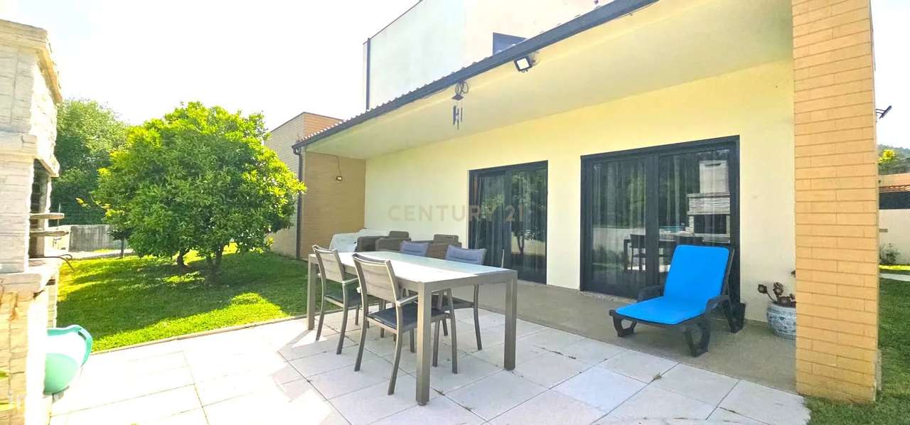 Moderna Moradia T4 com Piscina em Aldreu, Barcelos-7