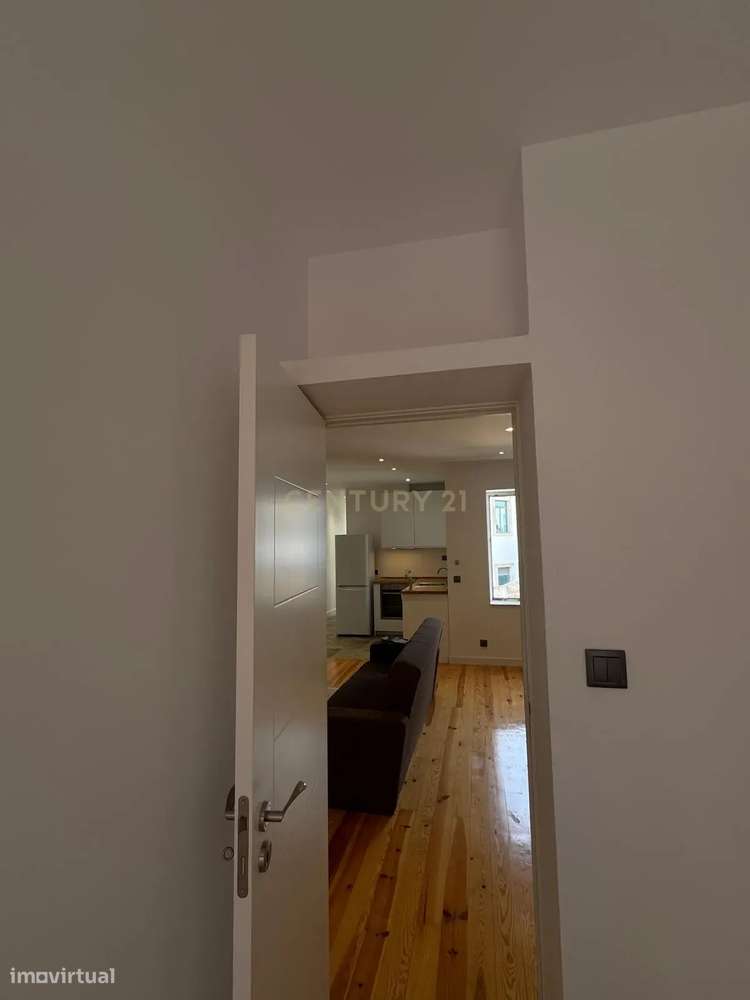 T2 Renovado no centro do Porto – Acesso direto a pátio + arrumo com lu-5