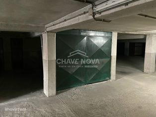 Garagem Fechada, c/ 15,6 m², em Oliveira do Douro, Av. Vasco da Gama