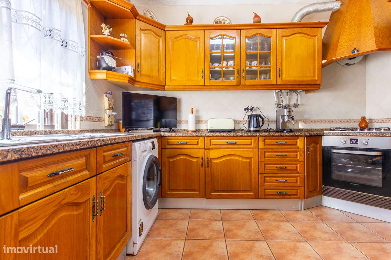 Moradia T5 com sótão, duas cozinhas, possibilidade de duas habitações-37