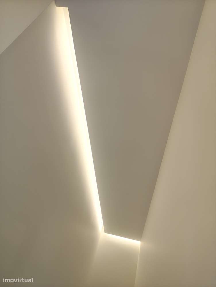 Moradia T4 com piscina, garagem e jardim em Canidelo-31