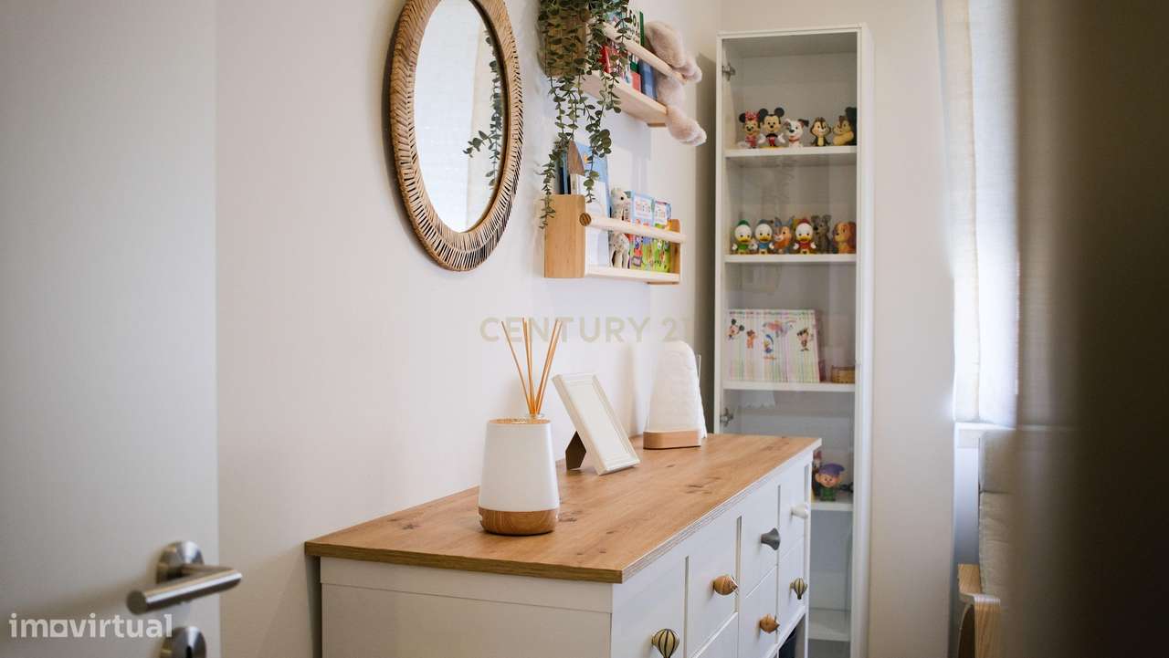 Apartamento T2 Renovado com Logradouro de 80m² no Centro de Almada-17