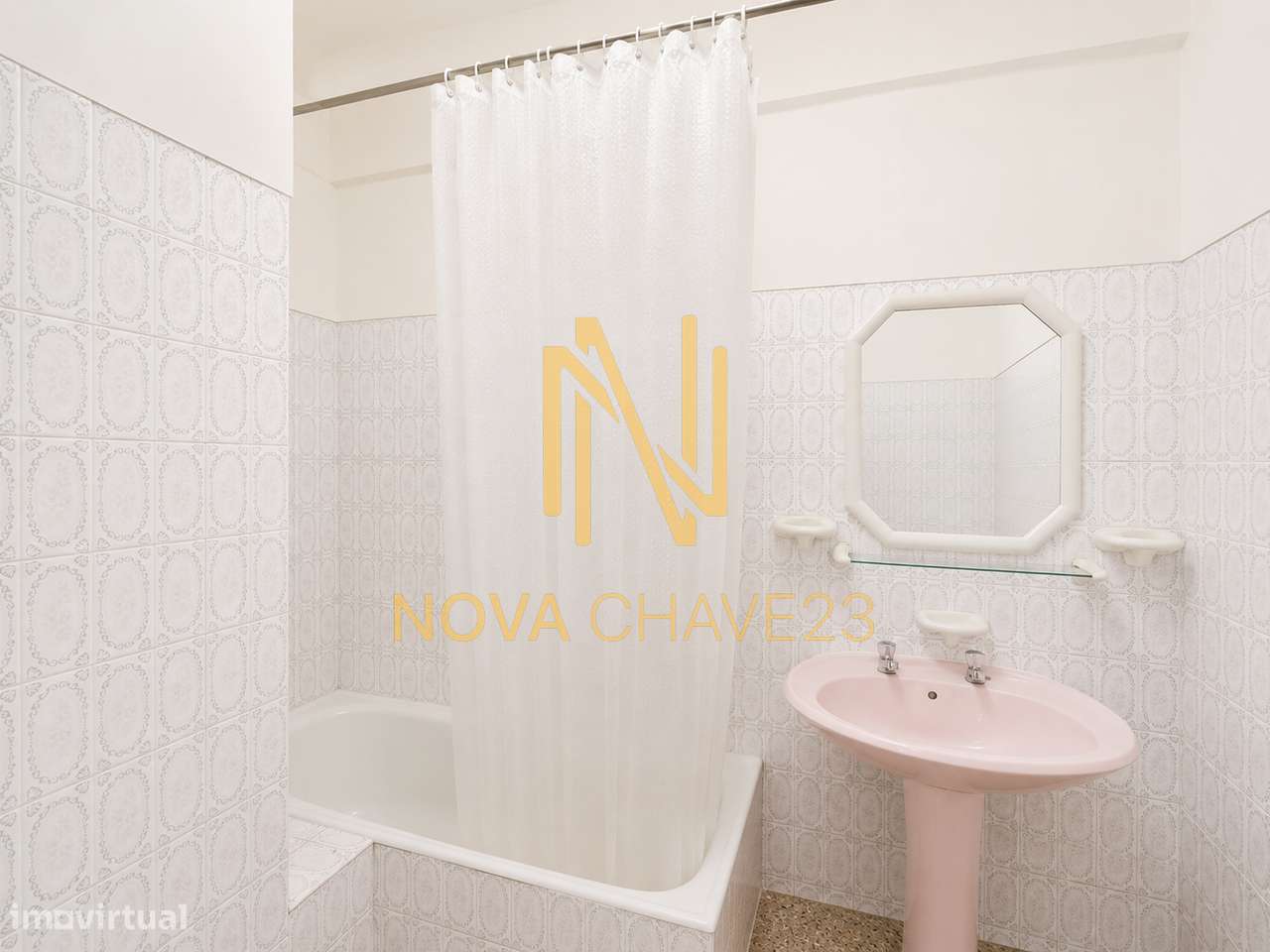 Apartamento T2 na Av. Bons Amigos | 9.º Andar | Varandas Fechadas-16