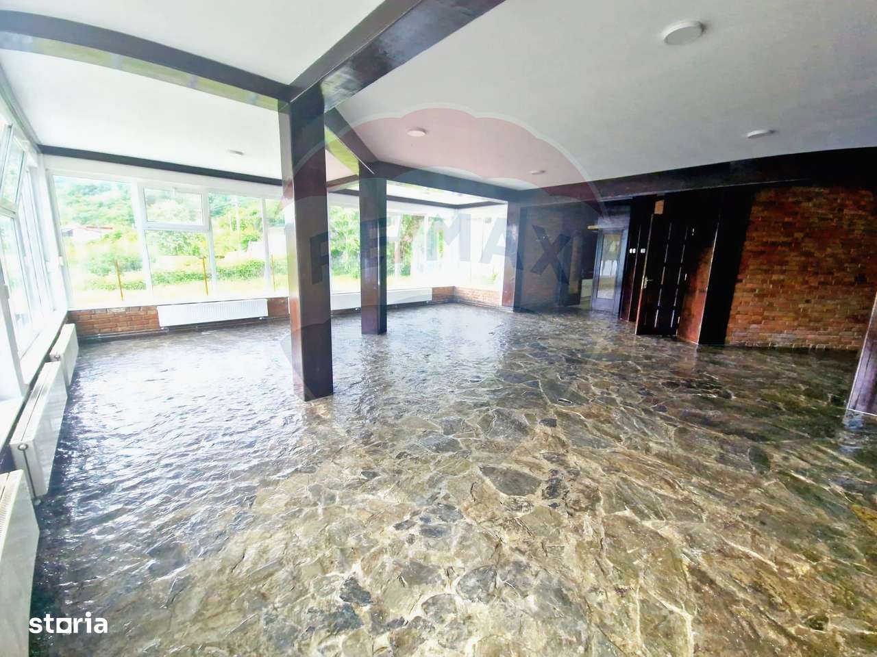 Pensiune Eselnita / 16 camere / Teren - 1448 mp / Ponton - Imagine principală: 4/20