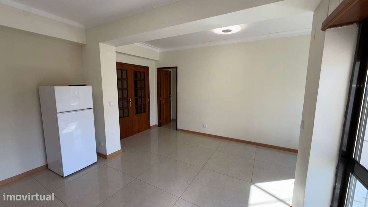 Apartamento T2 com 2 casas de banho e varanda. Junto a hipermercado...-10