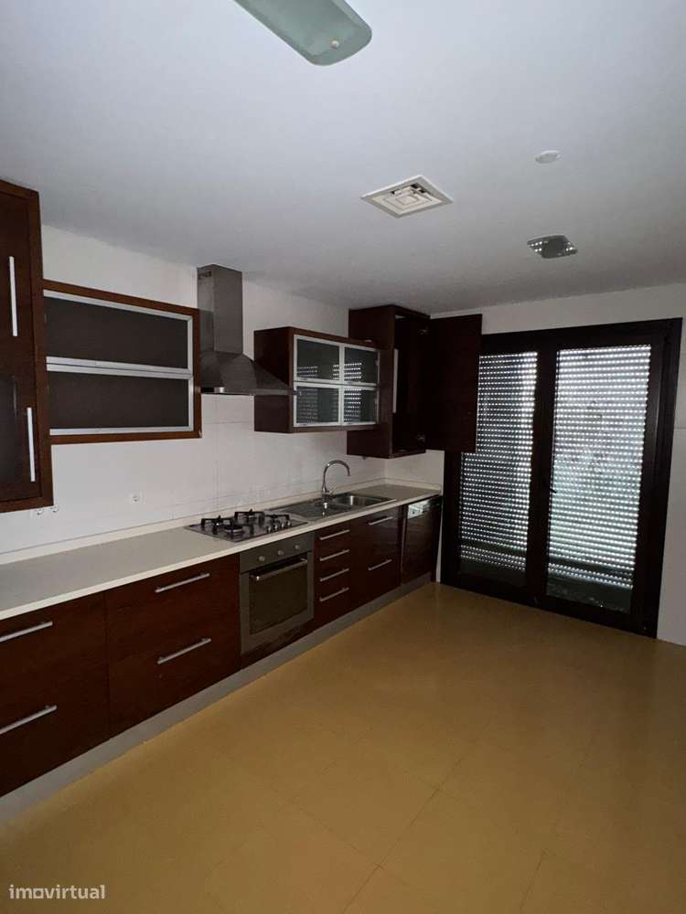 Imóvel de banco :T4 com varanda, garagem em Torres Vedras-31