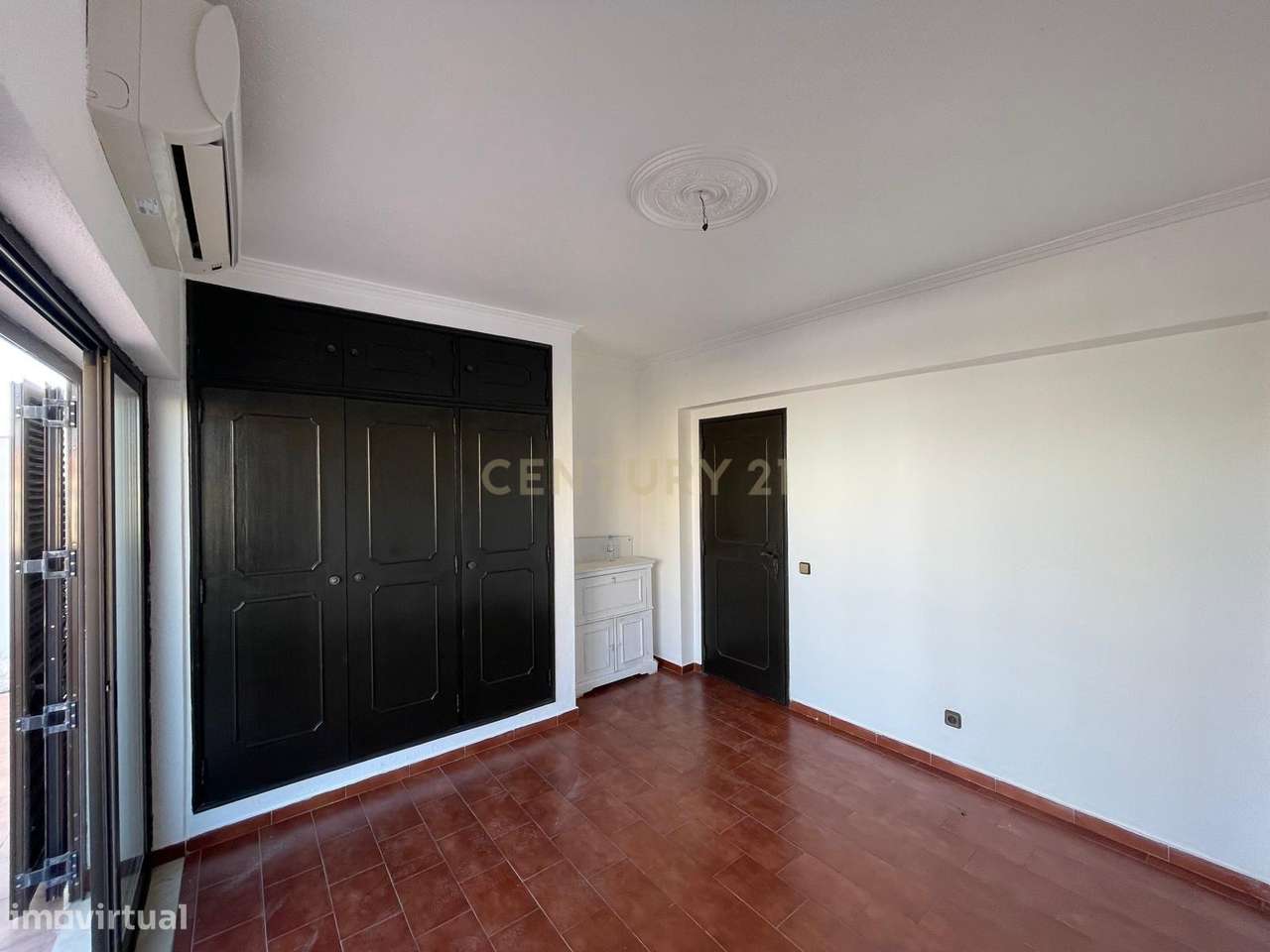 Exclusivo Apartamento T2 - Quarteira - Lugar de Garagem - Varandas - P-6