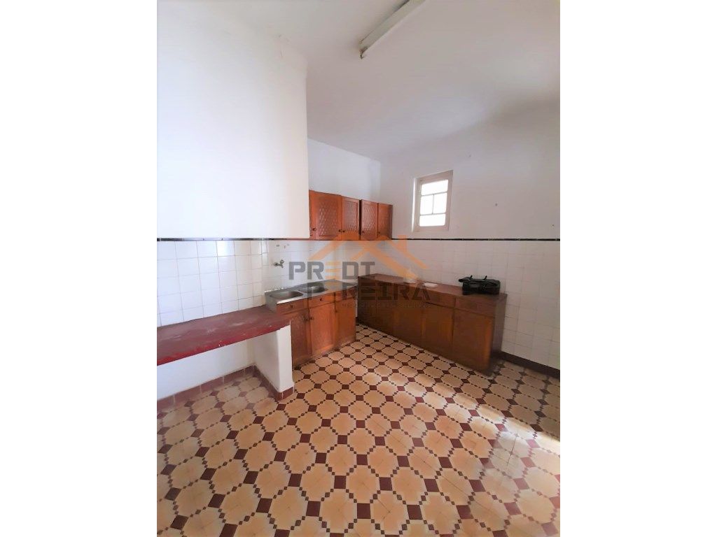 Apartamento T1 para remodelação, situado em Coruche.