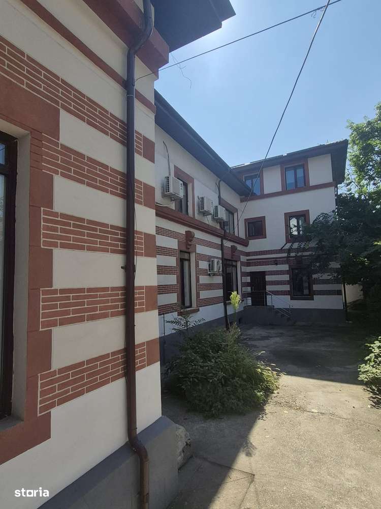 Vila de inchiriat consolidata in Piata Victoriei cu parcare