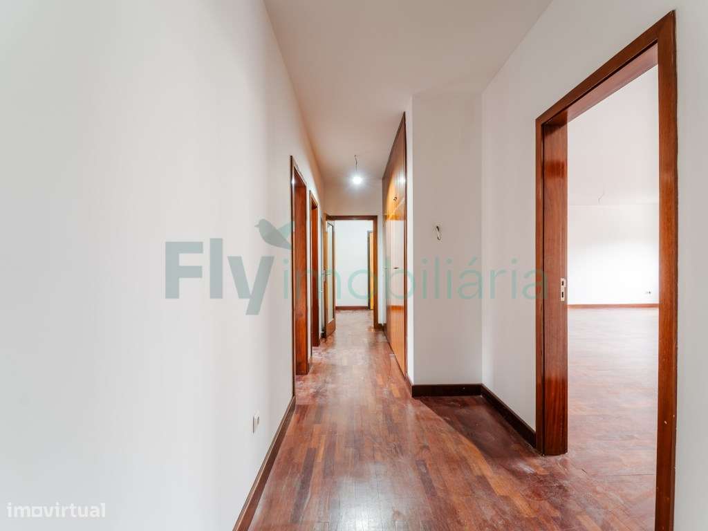 Excelente Apartamento T4 com Suite e Lugar de Garagem para 2 Carros-9
