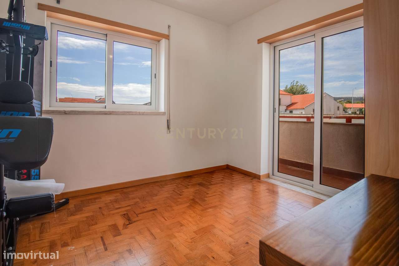 Apartamento T3 em Buarcos, a 900 metros da Praia, com elevador e excel-22